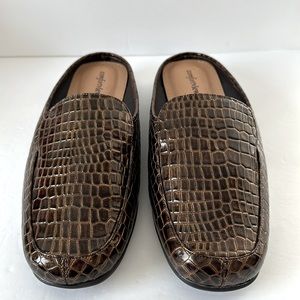 NWOT Comfort View Slip On Mules Brown 10 1/2 Wide Walkable Padded Insole Comfy